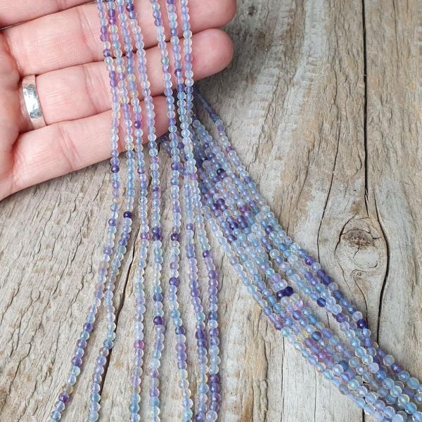 koralky-z-mineralu-fluorit-3mm-brusene-fazetovane-leskle-zelene-fialove-cire-blede-pastel