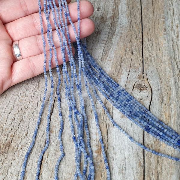 koralky-z-mineralu-avanturin-modry-2,5mm-brusene-fazetovane-leskle-modre-sive-minigoralky-