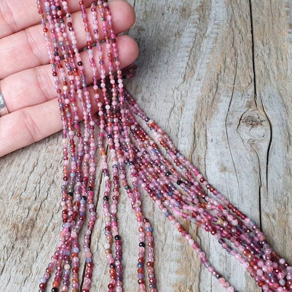 koralky-z-mineralu-spinel-mix-farieb-2,5mm-brusene-fazetovane-leskle-ruyove-cervene-bordo