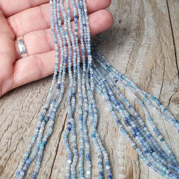 koralky-z-mineralu-opal-modry-2,5mm-brusene-fazetovane-leskle-modre-belase-biele-goralky