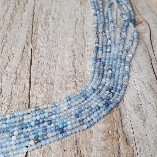 koralky-z-mineralu-opal-modry-2,5mm-brusene-fazetovane-leskle-modre-belase-biele-goralky--