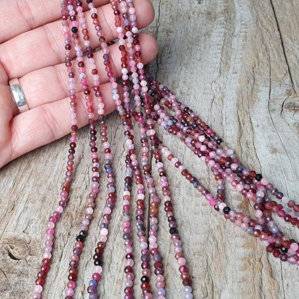 koralky-z-mineralu-spinel-mix-farieb-3mm-brusene-fazetovane-leskle-ruyove-cervene-bordove