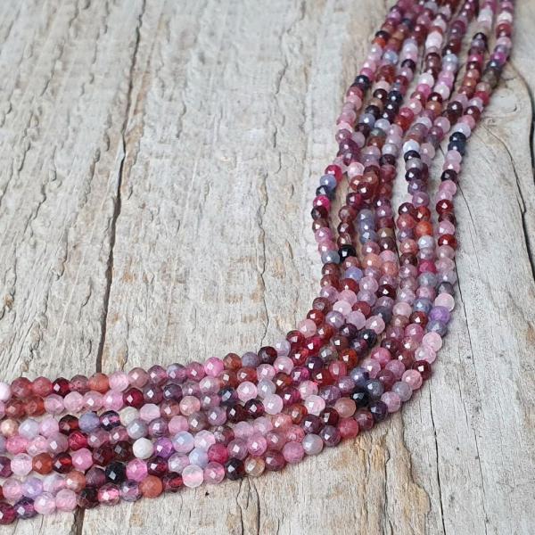 koralky-z-mineralu-spinel-mix-farieb-3mm-brusene-fazetovane-leskle-ruyove-cervene-bordov