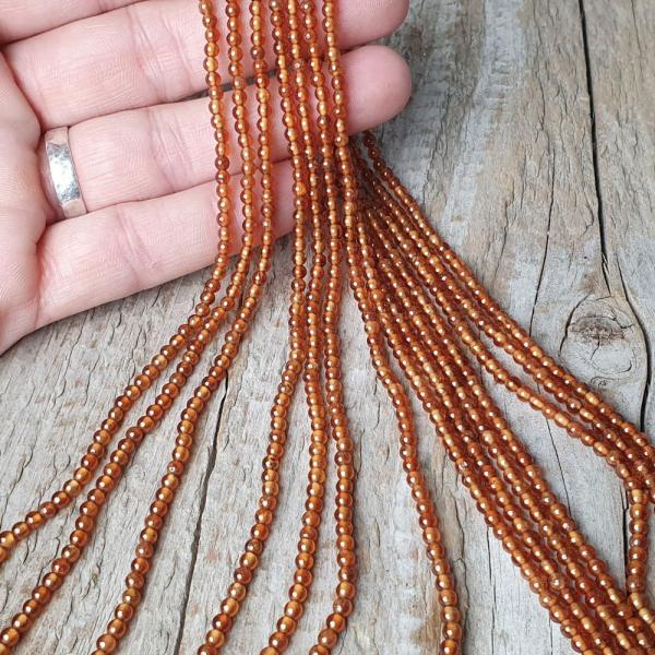 koralky-z-mineralu-hessonit-3mm-nebrusene-hladke-leskle-granat-hnedy-medove-zltohnede-gor