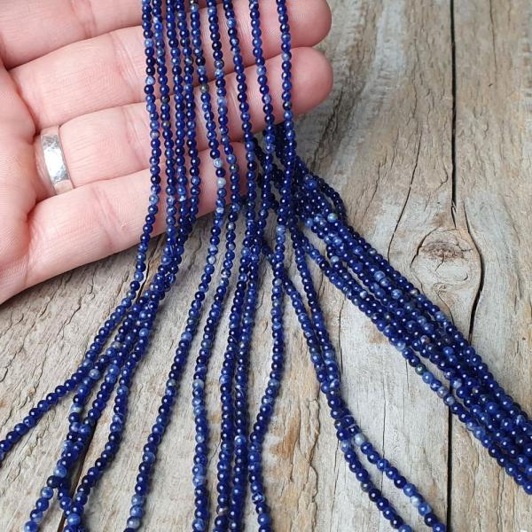 koralky-z-mineralu-sodalit-2mm-nebrusene-hladke-leskle-tmavomodre-modrosede-minigoralky-