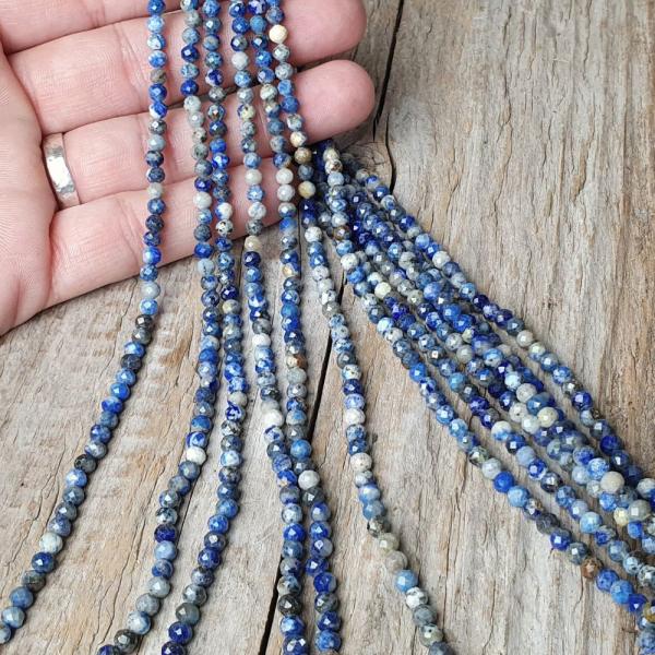 koralky-z-prirodneho-mineralu-lapis-lazuli-4mm-leskle-brusene-fazetovane-strakate-modre-b