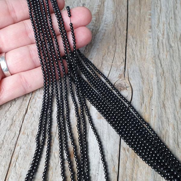 koralky-z-mineralu-spinel-cierny-2,5mm-nebrusene-hladke-leskle-cierne-gulate-goralky