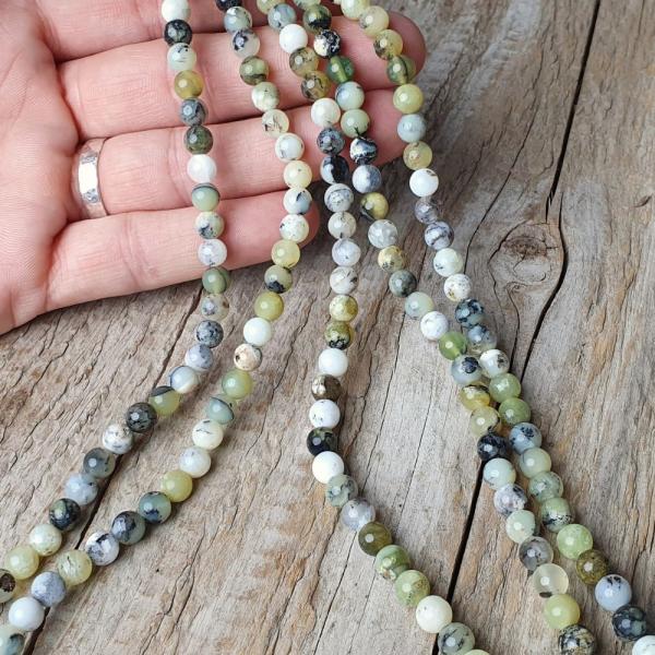 koralky-zmineralu-opal-zeleny-6mm-mix-farieb-leskle-strakate-zelenobiele-cierne-hladke-ne