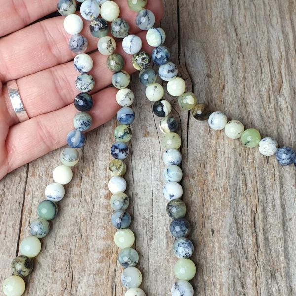 koralky-zmineralu-opal-zeleny-8mm-mix-farieb-leskle-strakate-zelenobiele-cierne-hladke-ne