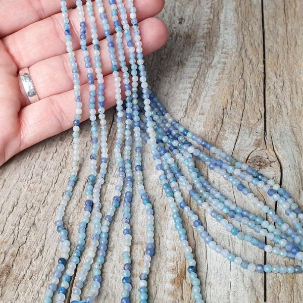 koralky-z-mineralu-opal-modry-3mm-brusene-fazetovane-leskle-modre-belase-biele-goralky-