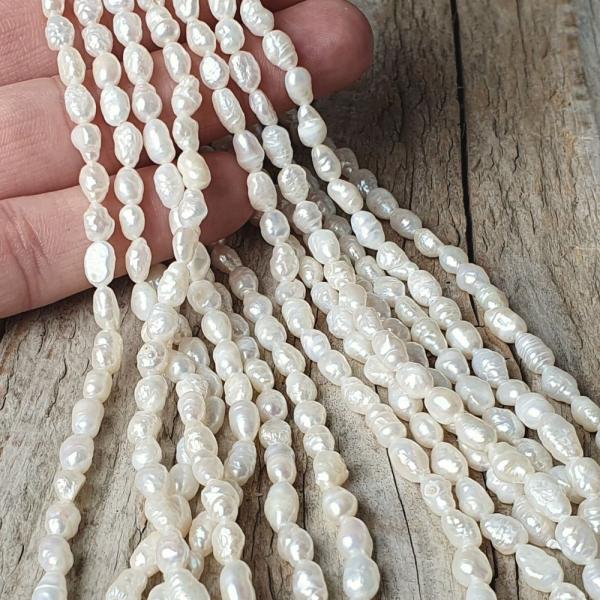 perly-riecne-nepravidelne-4-5mm-podlhovaste-biele-leskle-perletove-na-naramky-nahrdelnik