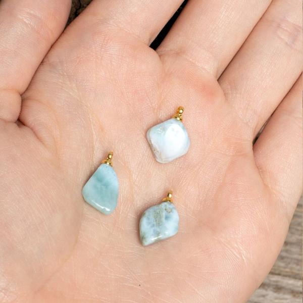 larimar-surovy-miniprivesok-so-zlatym-ockom-z-nerezovej-ocele-3