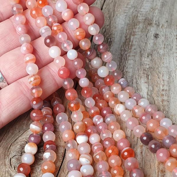 koralky-z-prirodneho-mineralu-achat-botswana-ruzovy-6mm-leskle-svetlooranzove-sedoruzove-