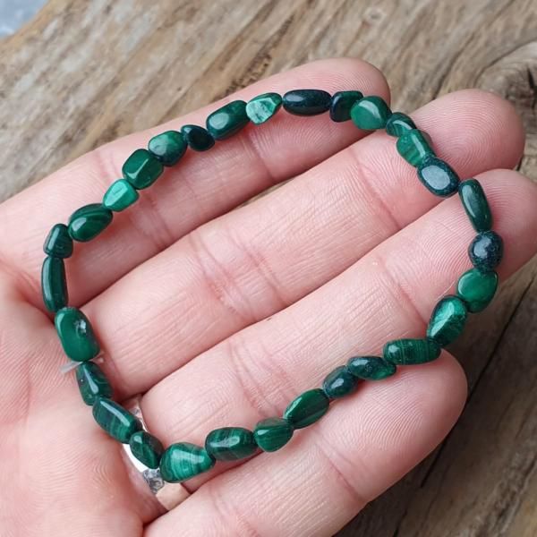 naramok-z-mineralu-malachit-nugety-4x6mm-zeleny-elasticky-na-gumicke-uni-