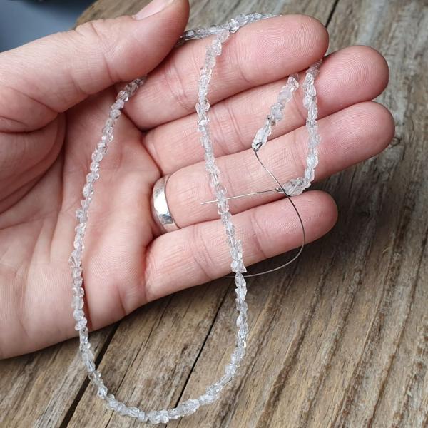 koralky-z-mineralu-kristal-herkimer-diamond-2,5x4mm-leskle-nepravidelne-cire-priesvitne-l