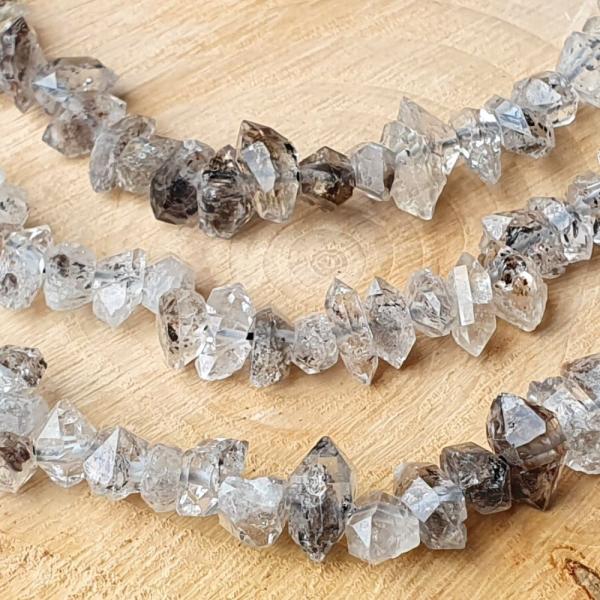 koralky-z-prirodneho-kristalu-herkimer-diamond-s-rutilom-ciernobiele-leskle-sede-nepravide