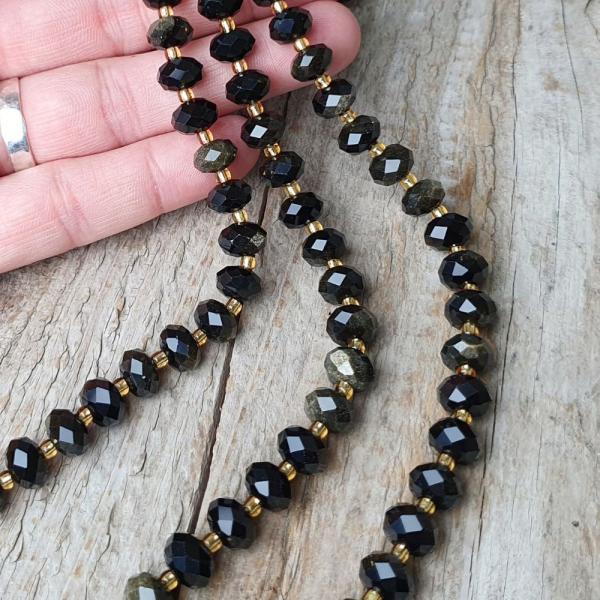koralky-z-mineralu-obsidian-zlaty-rondelky-brusene-velke-6x9mm-leskle-cierne-zlate-goralk