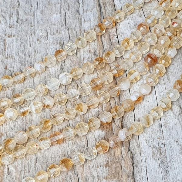 koralky-z-mineralu-citrin-4mm-bruseny-sudok-fazetovany-leskle-zlte-medove-zltobiele-gora