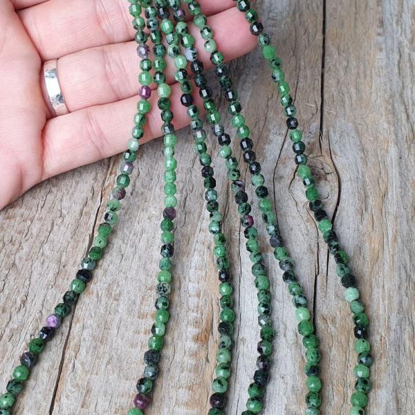 koralky-z-mineralu-rubin-v-zoisite-4mm-bruseny-sudok-fazetovany-leskle-zelenocierne-strak