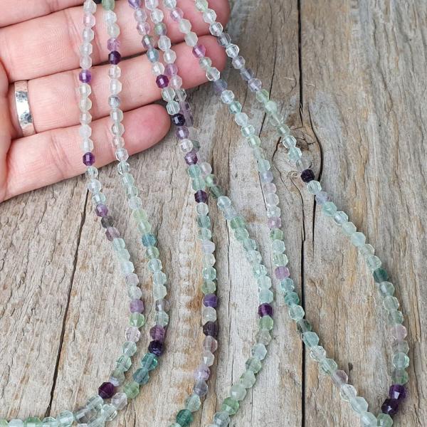 koralky-z-mineralu-fluorit-4mm-bruseny-sudok-fazetovany-leskle-farebne-zelene-fialove-men