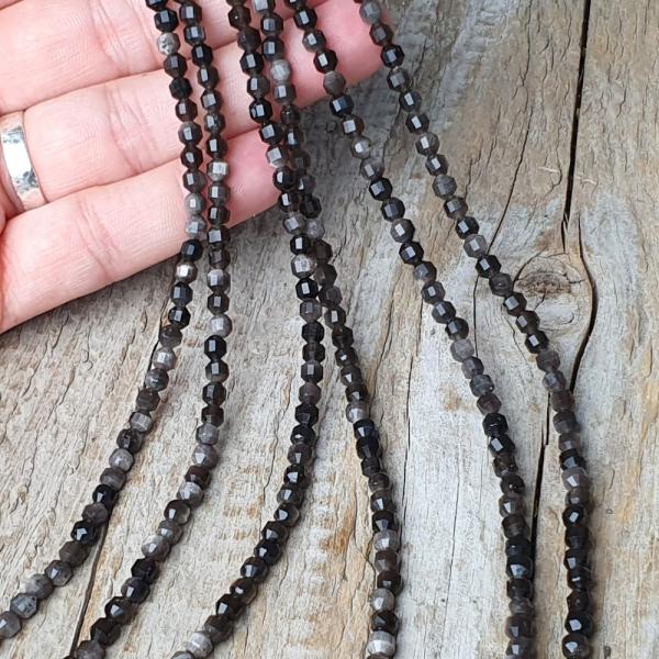 koralky-z-mineralu-obsidian-strieborny-4mm-bruseny-sudok-fazetovany-leskle-cierne-striebo