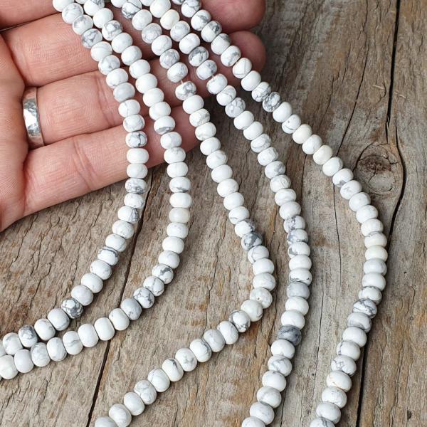 koralky-z-mineralu-howlit-4x6mm-tucne-rondelky-sedobiele-mramorove-biele-so-sedou-kresbou