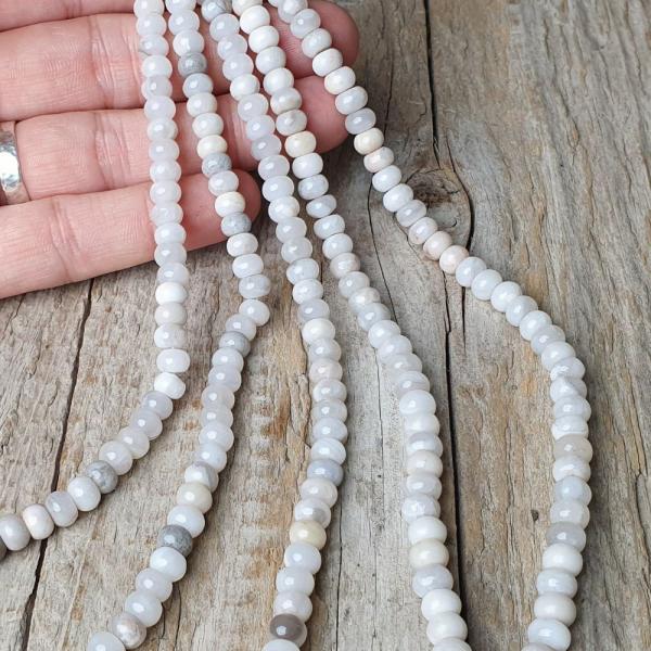 koralky-z-mineralu-achat-biely-4x6mm-tucne-rondelky-leskle-hladke-sedobiele-sive-mliecne-