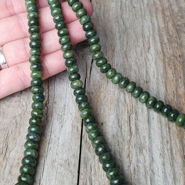 koralky-z-mineralu-jadeit-taiwan-rondelky-5x8mm-tucne-hrube-oble-leskle-tmavozelene-macho