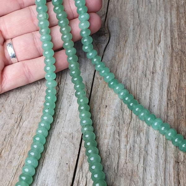 koralky-z-mineralu-avanturin-zeleny-rondelky-5x8mm-tucne-hrube-oble-leskle-zelene-mliecne