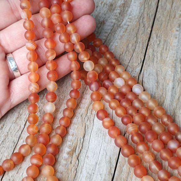 koralky-z-mineralu-karneol-svetly-8mm-matne-hladke-nebrusene-oranzove-zlte-biele-zmatnene