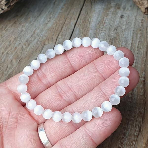 naramok-z-mineralu-selenit-6mm-elasticky-leskly-biely-trblietavy-na-gumicke-