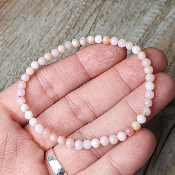 naramok-z-mineralu-opal-ruzovy-4mm-elasticky-leskly-svetloruzovy-baby-pink-hladke-koralky