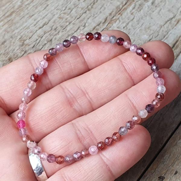 naramok-z-mineralu-spinel-mix-farieb-4mm-bruseny-elasticky-leskly-fazetovane-fialovoruzov