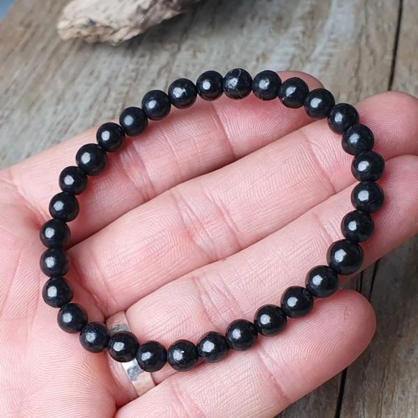 naramok-z-mineralu-sungit-6mm-elasticky-leskly-cierny-na-gumicke-damsky