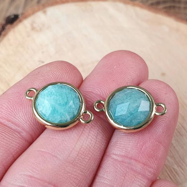 medzikus-z-mineralu-amazonit-placka-so-zlatym-ramom-16x12mm-leskly-tyrkysovy-bruseny