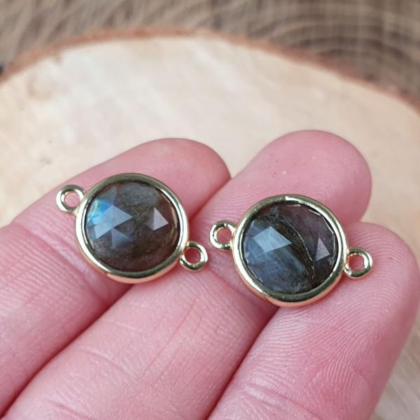 medzikus-z-mineralu-labradorit-placka-so-zlatym-ramom-16x12mm-leskly-zelenosedy-vypukly
