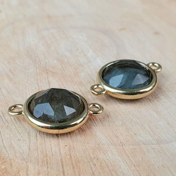 medzikus-z-mineralu-labradorit-placka-so-zlatym-ramom-16x12mm-leskly-zelenosedy-vypukl