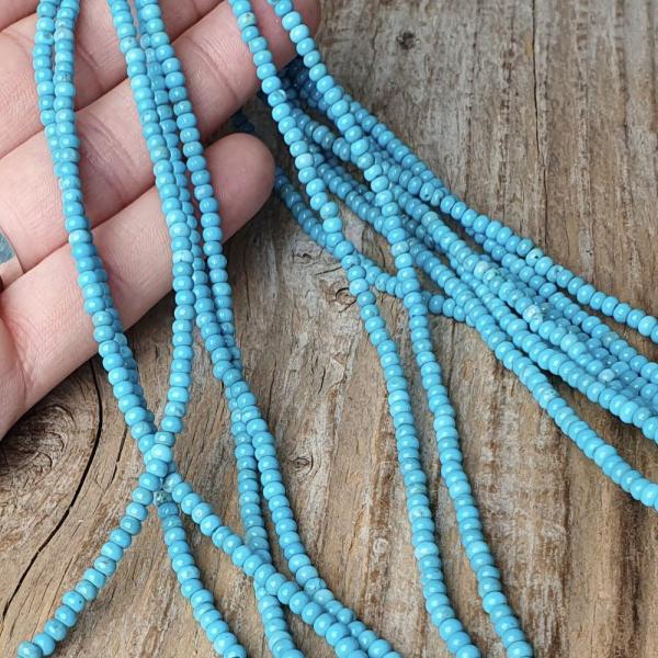 koralky-z-mineralu-howlit-2x3mm-tucne-rondelky-tyrkysove-modre-hladke-leskle-oble-dofarbo