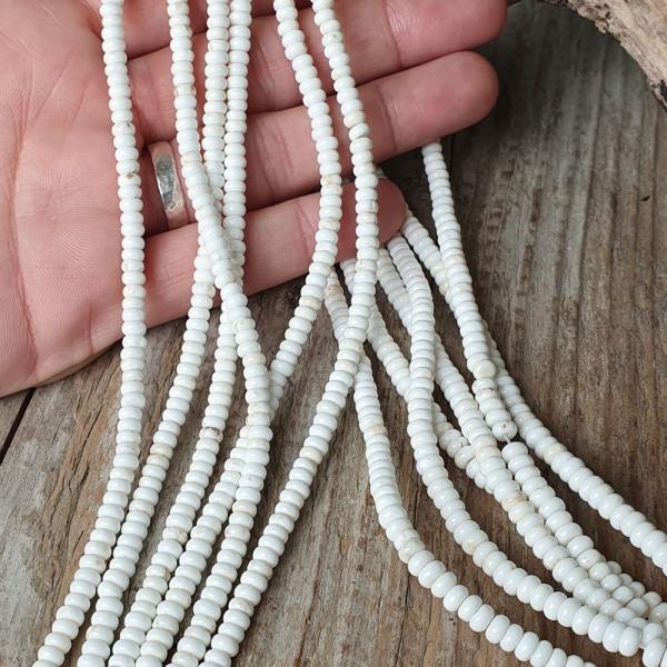 koralky-z-mineralu-magnezit-2x4mm-rondelky-bezove-smotanove-leskle-oble-biele-goralky