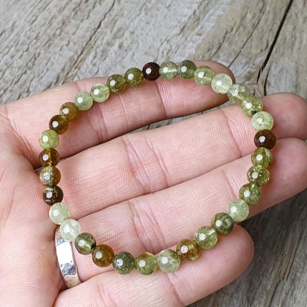 naramok-z-mineralu-granat-zeleny-6mm-elasticky-leskly-zeleny-olivovy-zelenohnedy-damsk