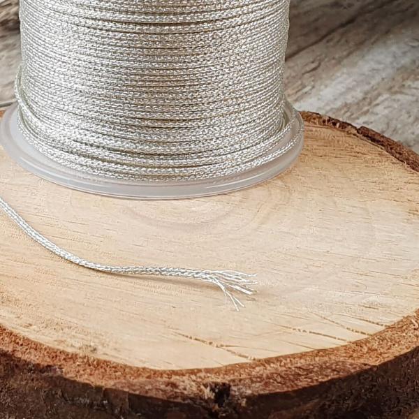 metalicka-snurka-strieborna-leskla-textilna-trblietava-1mm-hruba-17m-navin-na-spulke-