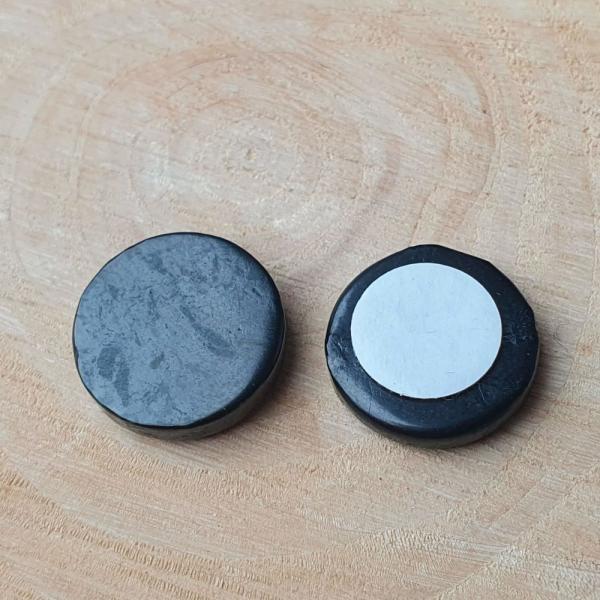 sungit-platnicka-z-mineralu-na-telefon-kruh-cierny-plochy-nalepka-nepravidelny