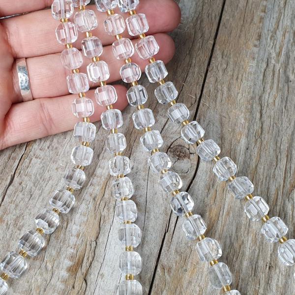 koralky-z-prirodneho-mineralu-kristal-horsky-kocky-brusene-fazetovane-8mm-leskle-cire-