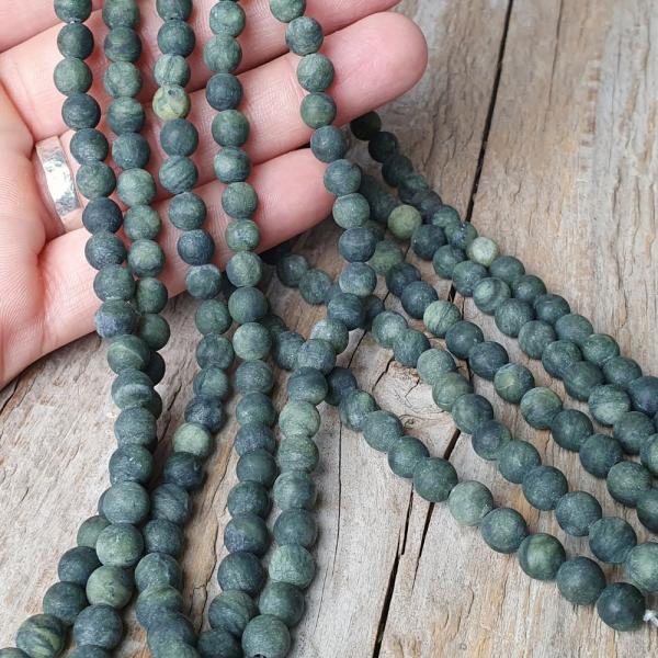 goralky-z-prirodneho-mineralu-jadeit-taiwan-nefrit-6mm-matne-hladke-nebrusene-zelene-