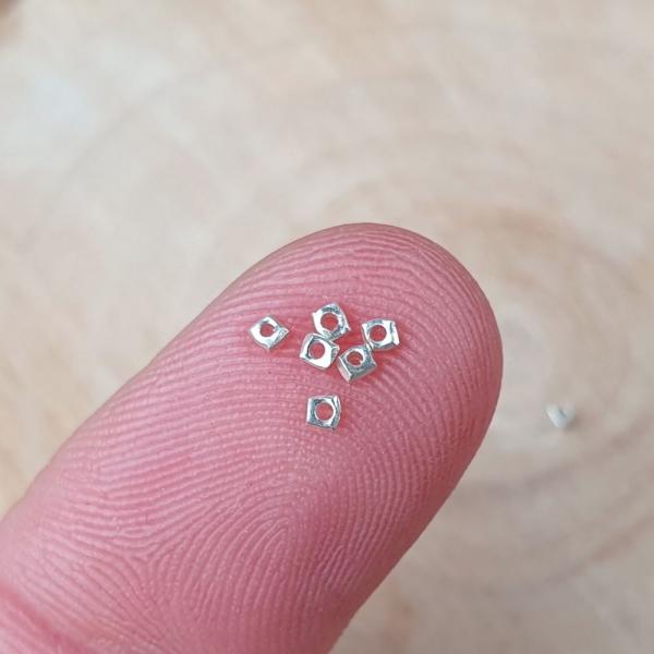 koralky-zo-striebra-ag925-minikoralky-strieborne-1x2mm-malinke-leskle-nepravidelne-hranat