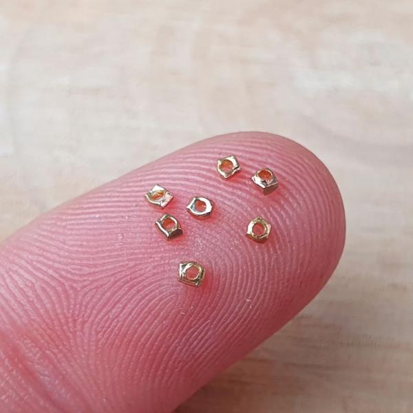 koralky-1x2mm-malinke-zo-striebra-ag925-pozlatene-ruzovym-zlatom-leskle-nepravidelne-min