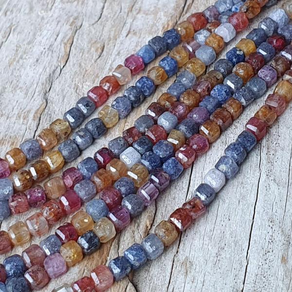 Rubin + zafr gyngyk 2,5 mm kockk csiszolt flhossz zsinr