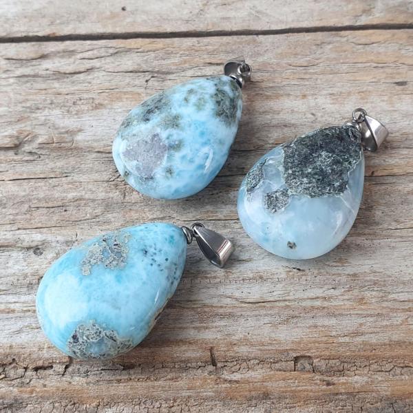 larimar-prirodny-privesok-slza-mix-farieb