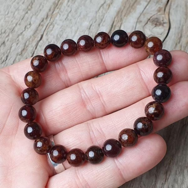 naramok-z-prirodneho-mineralu-hessonit-8mm-leskly-cervenohnedy-granat-elasticky-damsky-