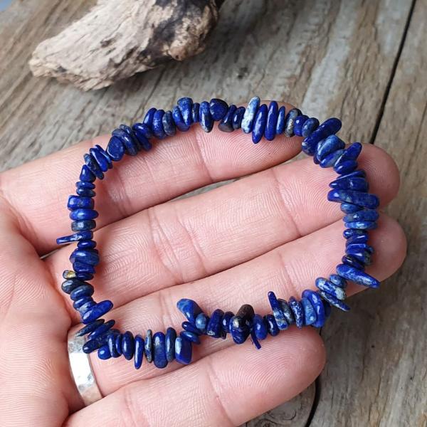 naramok-z-prirodneho-mineralu-lapis-lazuli-zo-zlomkov-leskly-nepravidelny-modry-s-odleskam